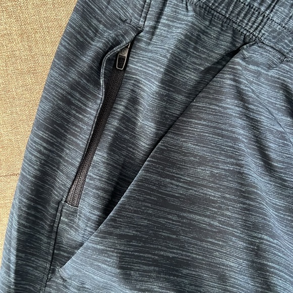 Lululemon Men’s Blue XL Short w/ zippered pocket and inner liner. - Picture 6 of 6